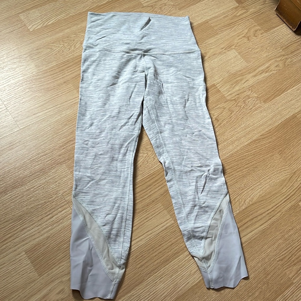 Lululemon wunder under Capri leggings size 6 white and gray